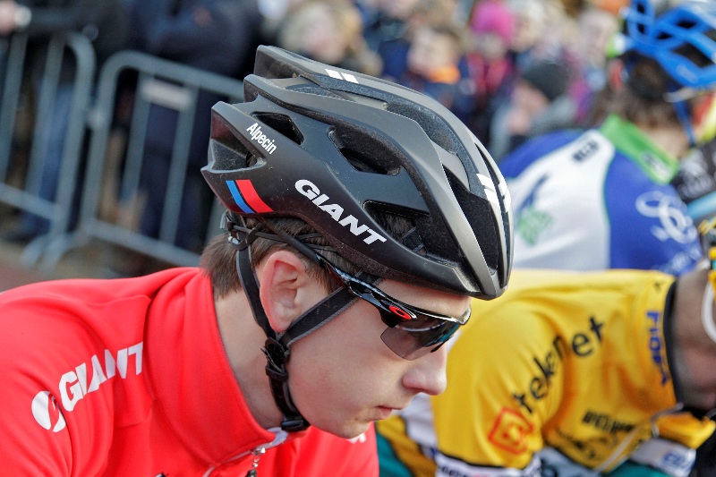 Cyclo-cross明星選手Lars van der Haar佩帶捷安特贊助頂級車隊版安全帽