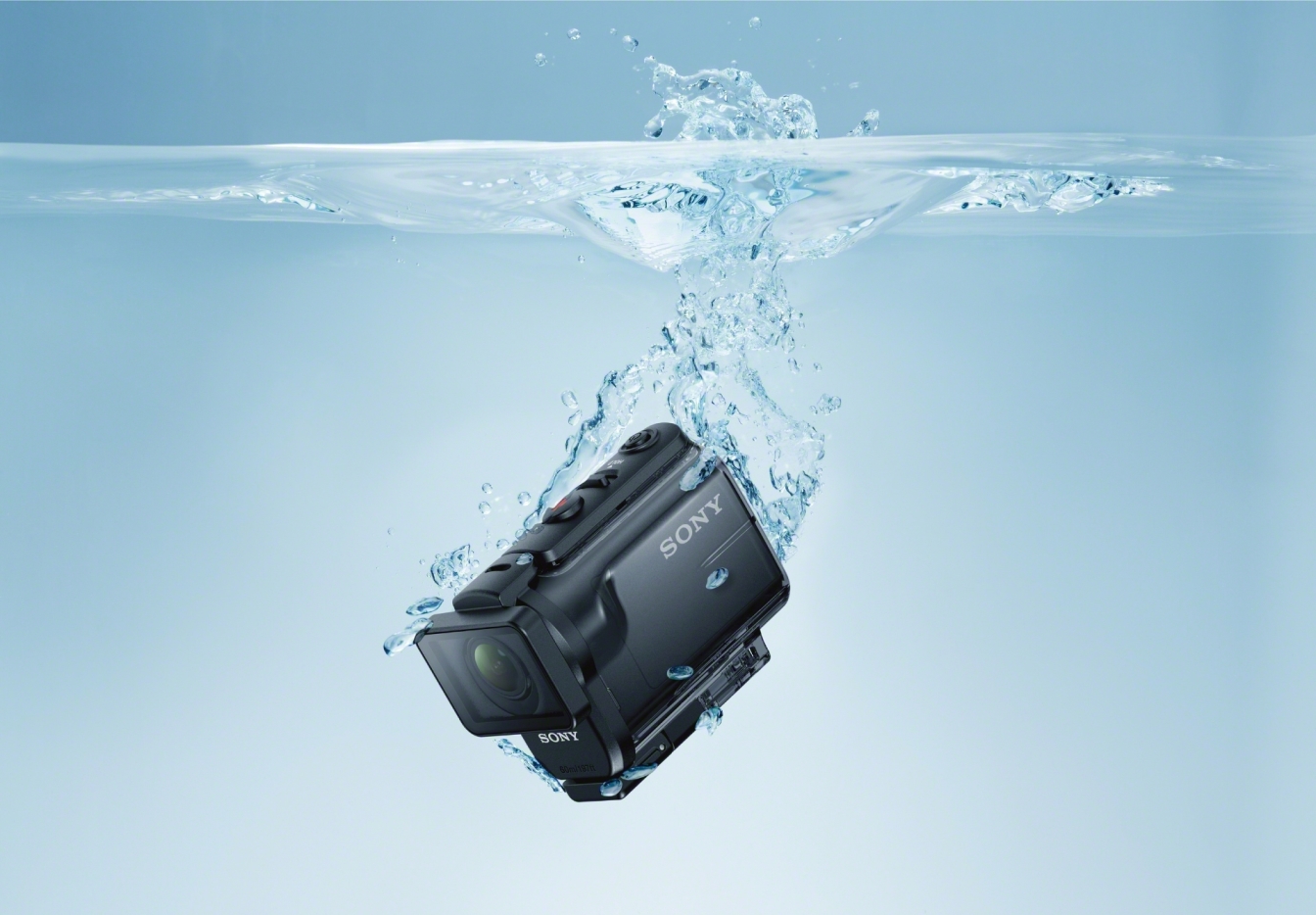 圖2 HDR-AS50新增３倍變焦調整角度及4K 縮時攝影等功能搭配全新隨附防水外殼可直接於水深60公尺的環境下拍攝拍攝更富樂趣不設限