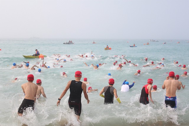 2015澎湖鐵人三項錦標賽 半程 接力 及全程賽共計超過500位選手參賽 菊島破浪追風 挑戰自我