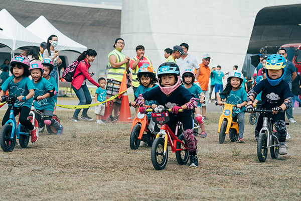 兒童滑步車趣味賽出發 照片由中華民國自行車騎士協會提供