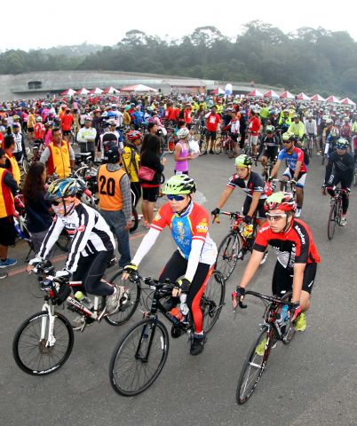 102日月潭古典自行車嘉年華會潭南部落挑戰出發場面壯觀自行車騎士協會提供