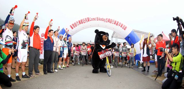103日月潭古典自行車嘉年華會環潭挑戰遊出發自行車騎士協會提供