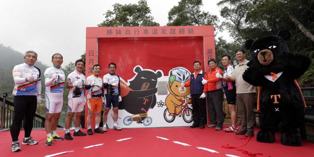 110日月潭自行車道觀景台揭幕議式五為交通部副局長張錫聰自行車騎士協會提供