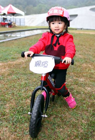 117日月潭古典自行車嘉年華會101年12月24日出生的林珮瑄是與賽者中最幼齒的自行車騎士協會提供