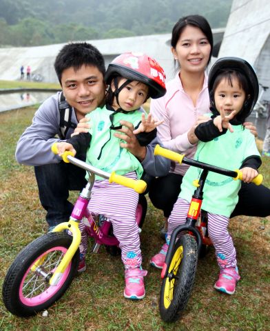 118日月潭古典自行車嘉年華會兩歲的雙胞胎廖宥喬和廖宥婷超口愛自行車騎士協會提供