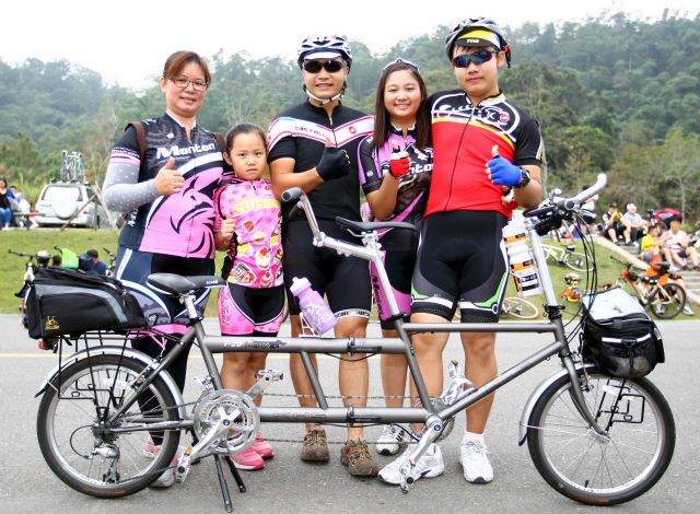 119林建昌和太太徐玉霜帶著三個孩子林浩謦林浩馨和林浩韾一起來環日月潭自行車騎士協會提供