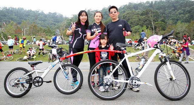 120許坤源和老婆郭美慧帶著高三的許芩瑄和六歲的許芩瑜一起騎車自行車騎士協會提供