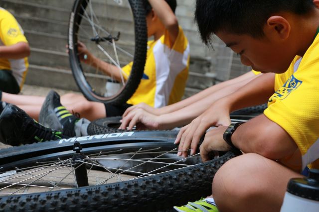 單車DIY夏令營課程教導學員從最基本的單車零件學起透過機械科學刺激思考親自動手補胎實用又有趣