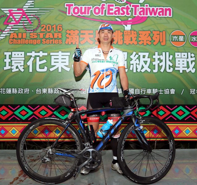 003朱忠平在環花東挑戰隊中保持 全勤中華民國自行車騎士協會提供