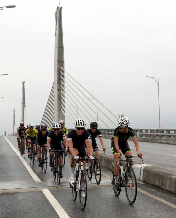 012環花東挑戰第二站車手行經新豐平大橋中華民國自行車騎士協會提供