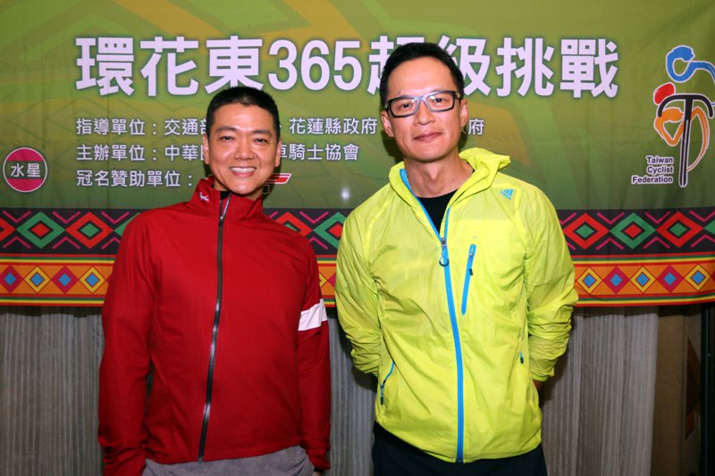 001律師陳守文右和任職航空公司的張英傑首度參加環花東365超級挑戰中華民國自行車騎士協會提供
