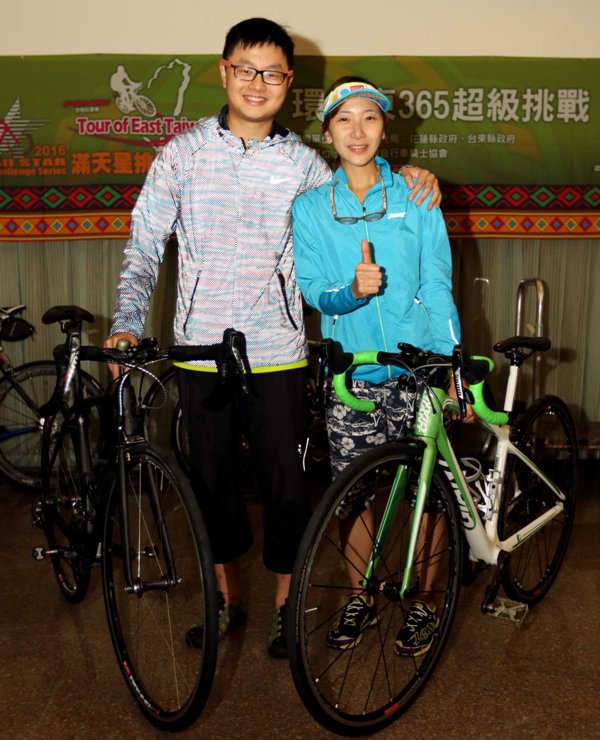 002去年環花東摔車縫了23針的香港白衣天使馮逸璇今年再度在男友廖冠邦陪伴下來台灣參加環花東挑戰中華民國自行車騎士協會提供