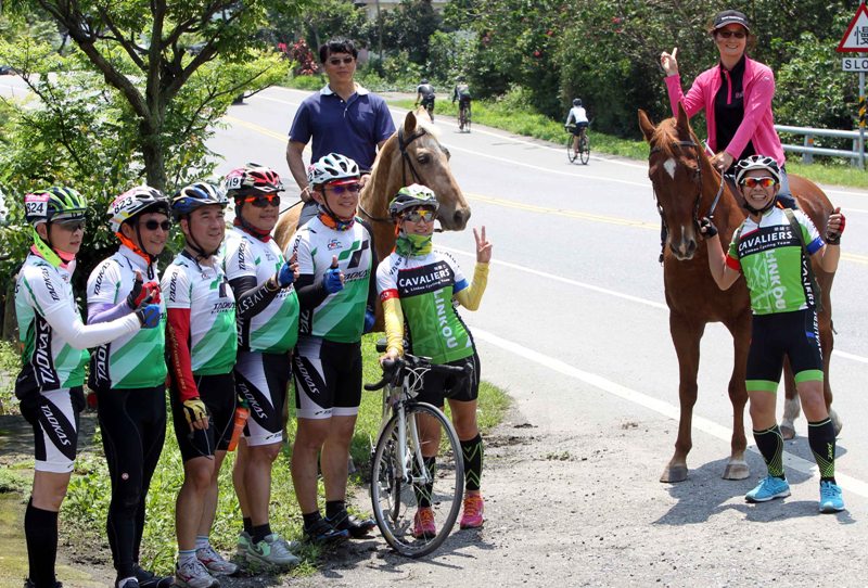 003參加環花東挑戰的車友們和剛好路過的馬和馬主人合照中華民國自行車騎士協會提供