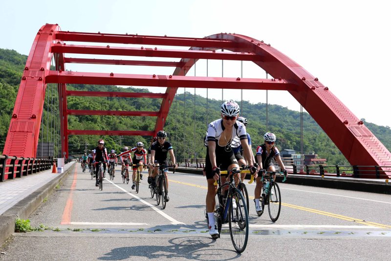 004參加環花東挑戰的車友經過新長虹橋中華民國自行車騎士協會提供