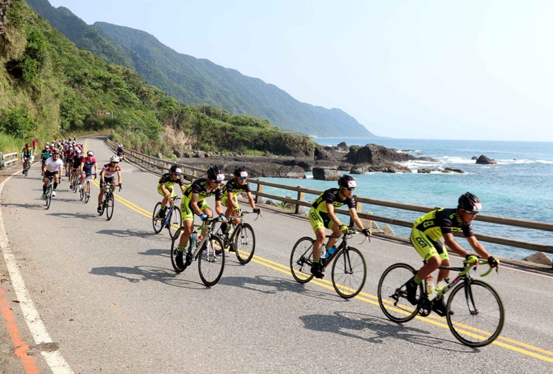 007參加環花東挑戰的車友行經風景秀麗的海岸線中華民國自行車騎士協會提供