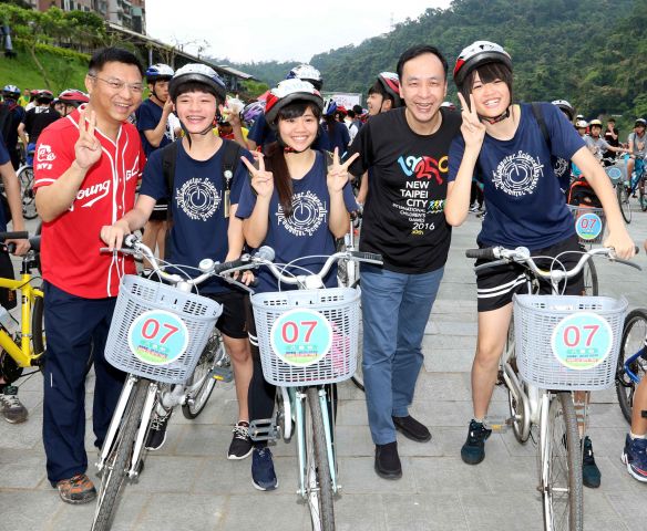 004參加新北市單車成年禮的同學開心地和新北市長朱立倫合影中華民國自行車騎士協會提供