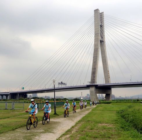 010參加新北市單車成年禮的同學背後為新北大橋中華民國自行車騎士協會提供