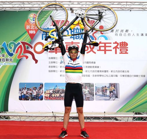 018在新北市單車成年禮中率先完賽的樹林高中黃鉅盛中華民國自行車騎士協會提供