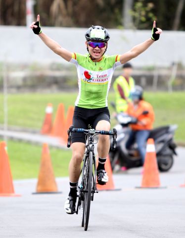 201日月潭塔塔加挑戰小櫻桃單車隊易子丘率先抵達終點中華民國自行車騎士協會 提供