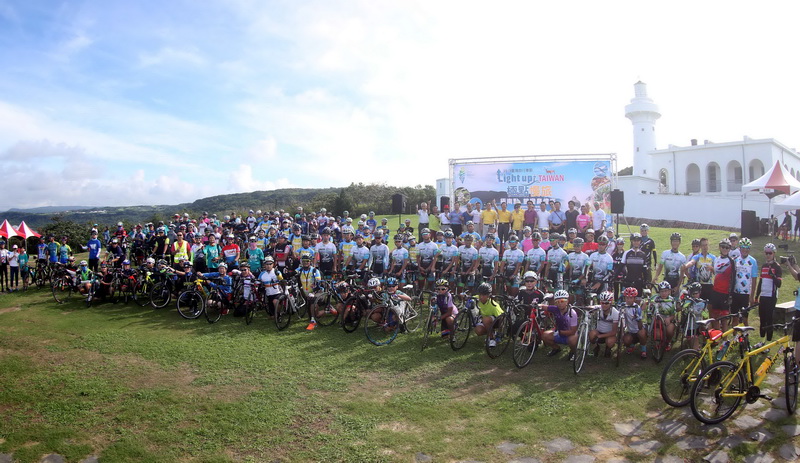 101參加2018極點慢旅的車友們和鵝鑾鼻燈塔合影中華民國自行車騎士協會提供