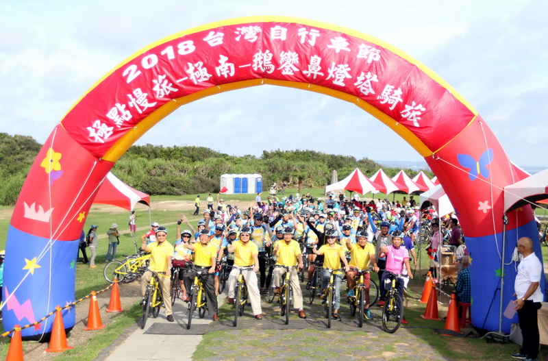 1022018極點慢旅鵝蠻鼻站由長官領騎中華民國自行車騎士協會提供