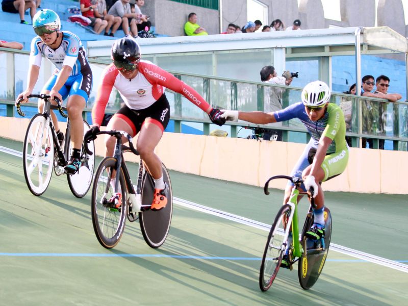 243青男組競輪賽段承恩右過終點後和對手致意中華民國自由車協會提供