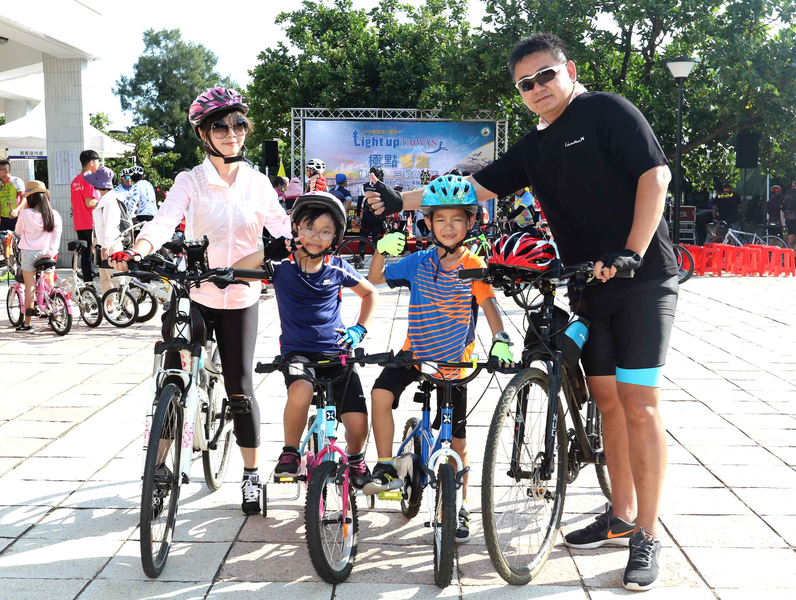 02郭士豪和太太林雁敏帶著八歲的龍鳳胎郭昀翰和郭宣妤一起來騎車中華民國自行車騎士協會提供 結果