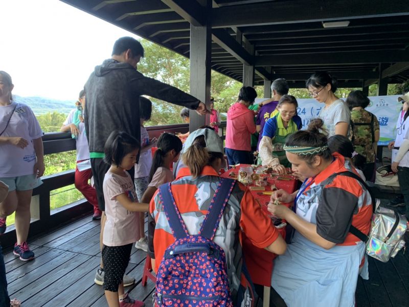 11 打卡站-縱關日月亭參加者體驗竹藝過程照片提供花東縱谷國家風景區管理處