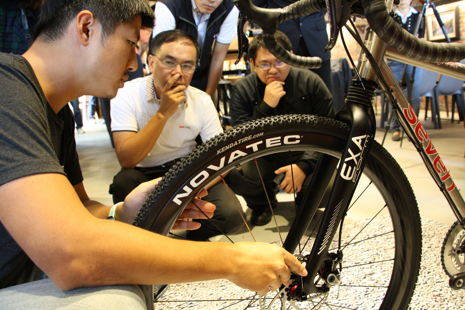 Novatec R3 Disc輪組由陳松君副總經理親自解說其優越的性能吸引現場媒體及貴賓的關注