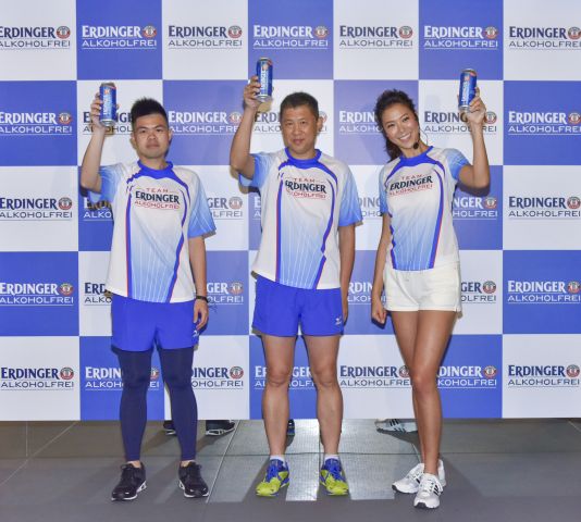 艾丁格小麥能量飲品在台上市左 美樂啤酒 行銷經理 Tommy  中  美樂啤酒總經理 鄭國隆右 名模 林又立 共同見證