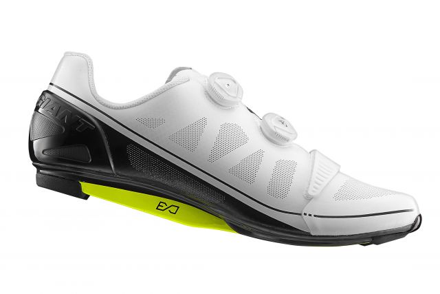 870000696 - 870000710  GIANT SURGE MES寬楦碳纖車鞋BOA旋鈕 白黑