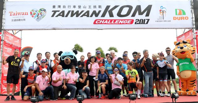 1012017臺灣自行車登山王挑戰記者會後大合影中華民國自行車騎士協會提供
