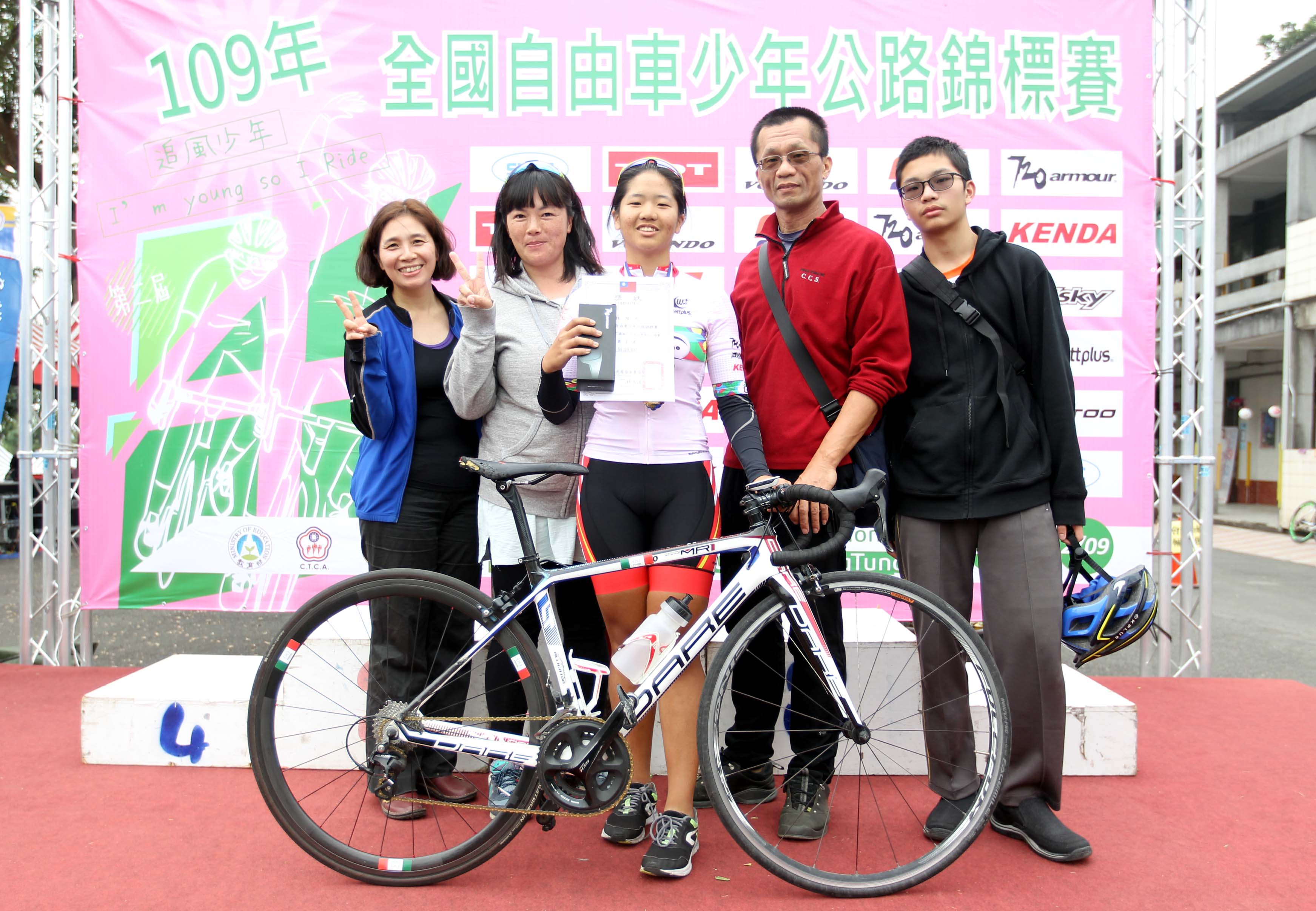 714兩個月前才開刀取出鋼板的新竹市世界高中陳靖昀中在女少17歲組封后中華民國自由車協會提供
