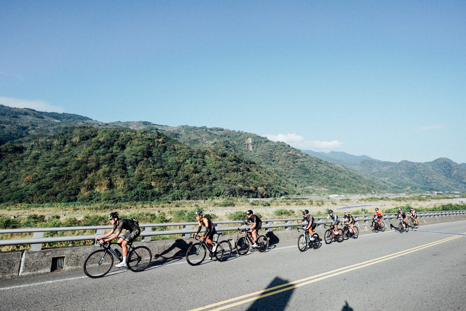 車友騎乘至台灣絕美公路-陳有蘭溪橋 照片由中華民國自行車騎士協會提供