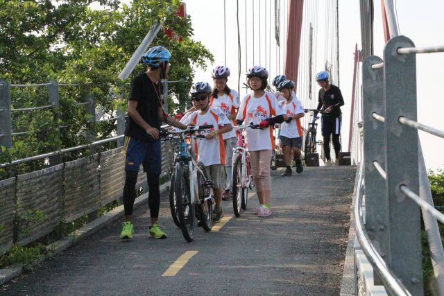 美利達單車DIY夏令營還會讓孩子騎上自己組好的單車騎向戶外體驗大自然美好2