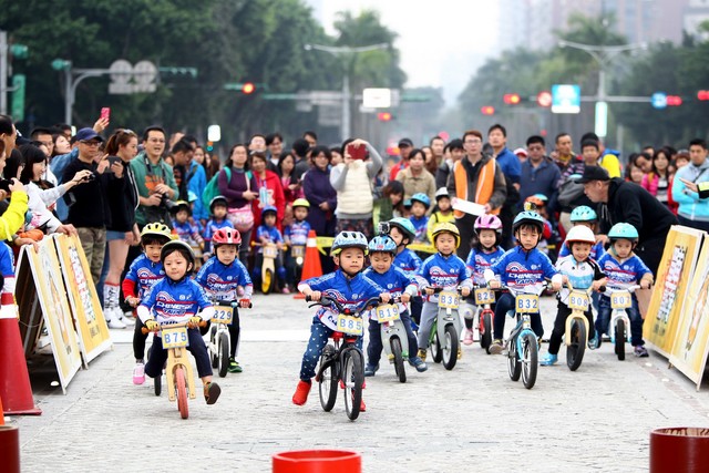 PUSHBIKE小騎士穿著中華隊小車衣競踩較勁