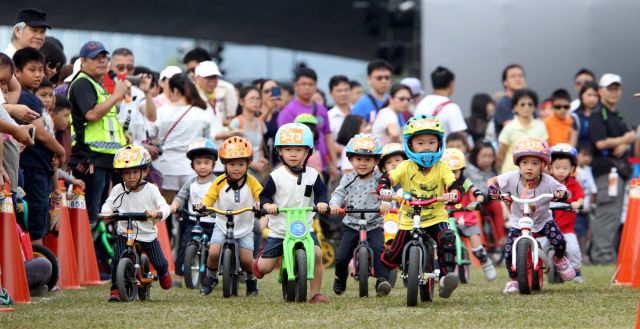 007可愛指數破表的滑步車賽是日月潭嘉年華會重頭戲之一中華民國自行車騎士協會提供