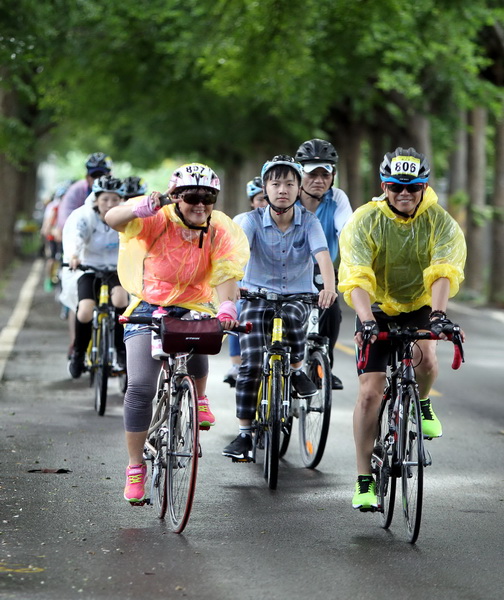 001車友騎經潮州綠色燧道中華民國自行車騎士協會提供