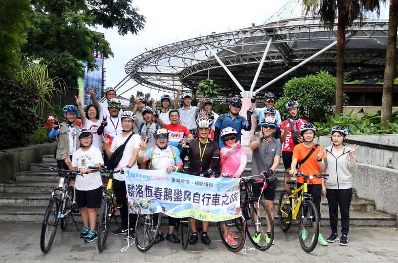 002參加麟洛恆春鵝鑾鼻自行車之旅的車友們在六堆客家文化園區前合影中華民國自行車騎士協會提供