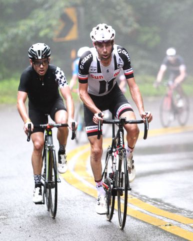 004艾文斯左和勞倫斯天登右獲2018陽明山自行車登山王挑戰前兩名中華民國自行車騎士協會提供