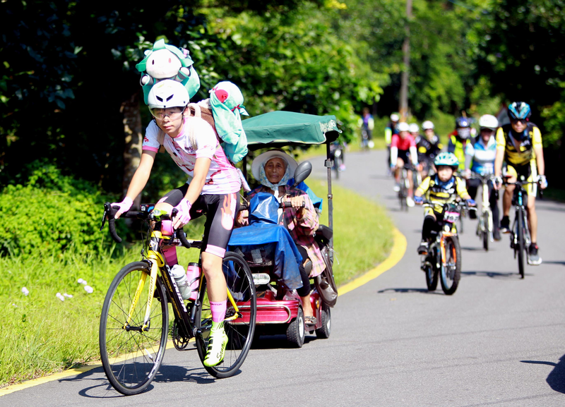 06車友背著初音未來娃娃一起來騎車中華民國自行車騎士協會提供 結果