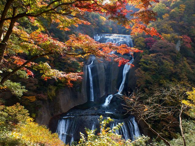 05 圷晃 もみじに映える四度の滝